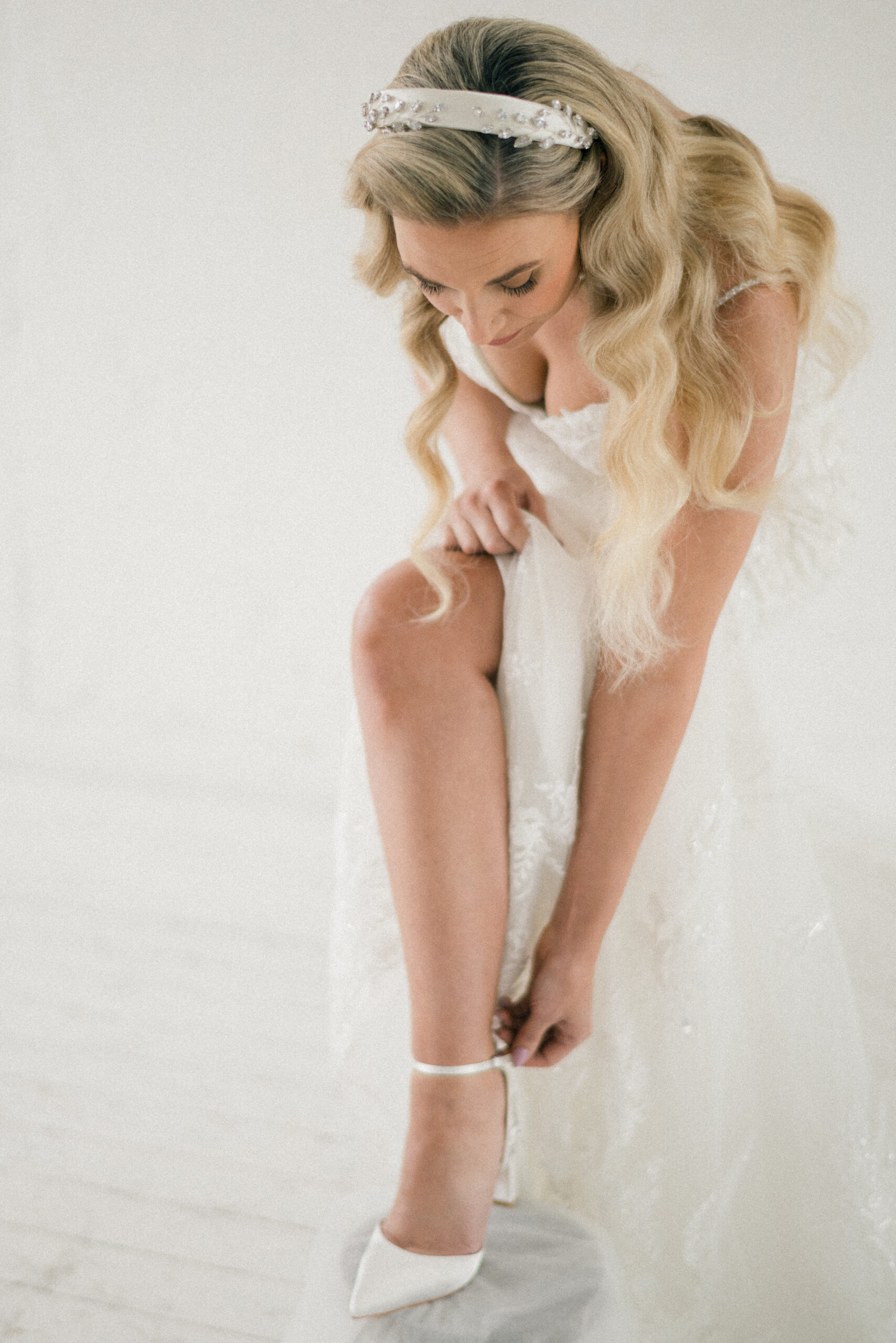 Bride with blonde Hollywood waves and statement headband